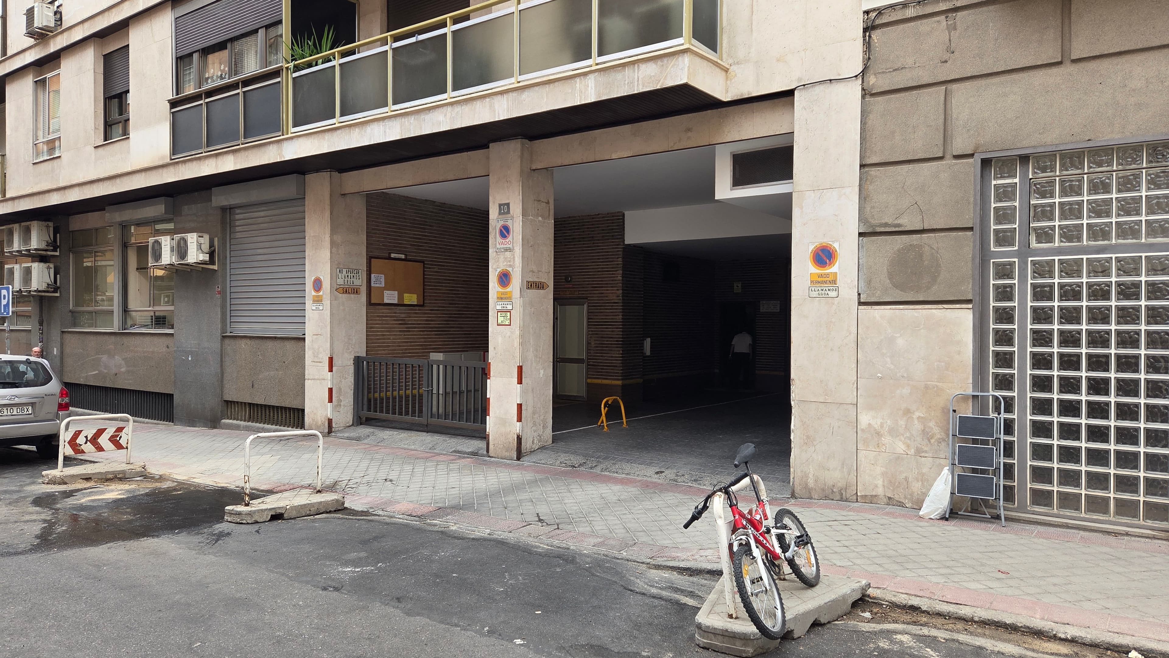 Parking — C. de Ruiz Perelló, 8, Salamanca, 28028 Madrid, España parking spot