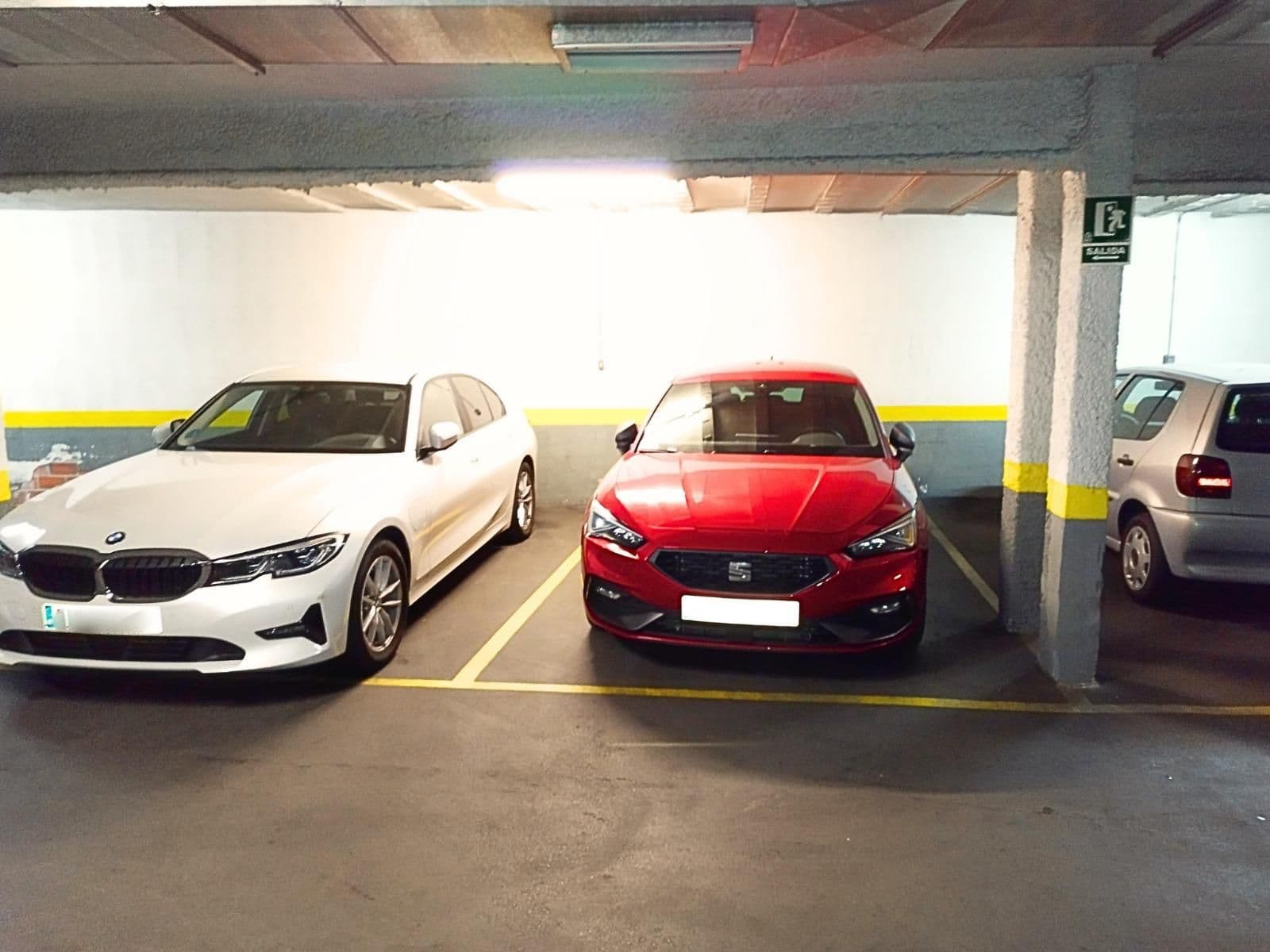 Parking — C. de la Infanta Mercedes, Tetuán, 28020 Madrid, España parking spot
