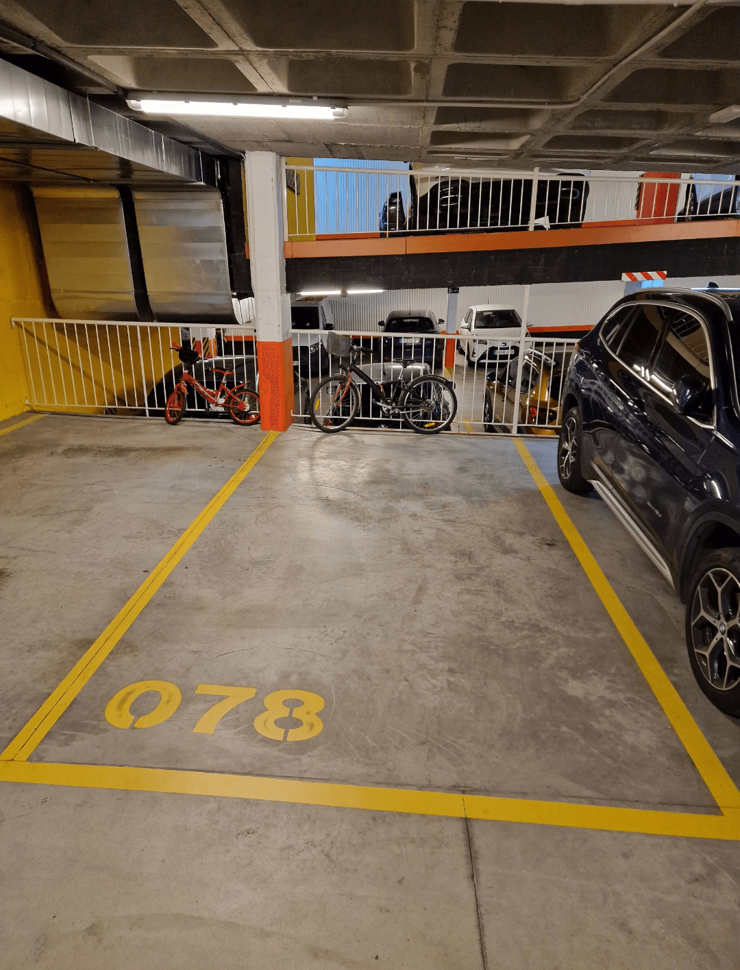 Parking — C. Eduardo Mendoza, 28521 Rivas-Vaciamadrid, Madrid, España parking spot