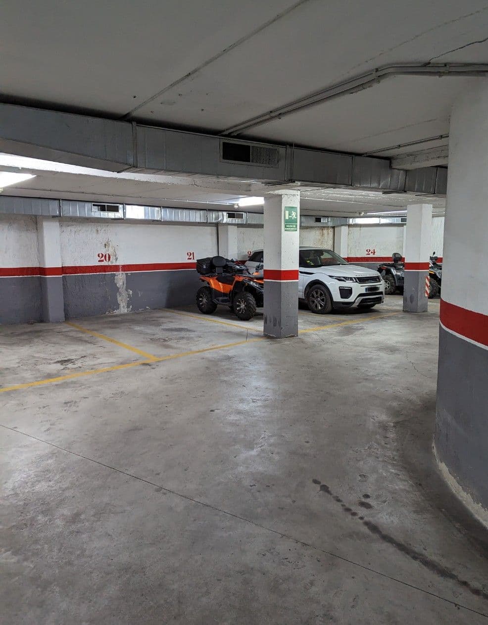 Amplia para coche y moto  parking spot