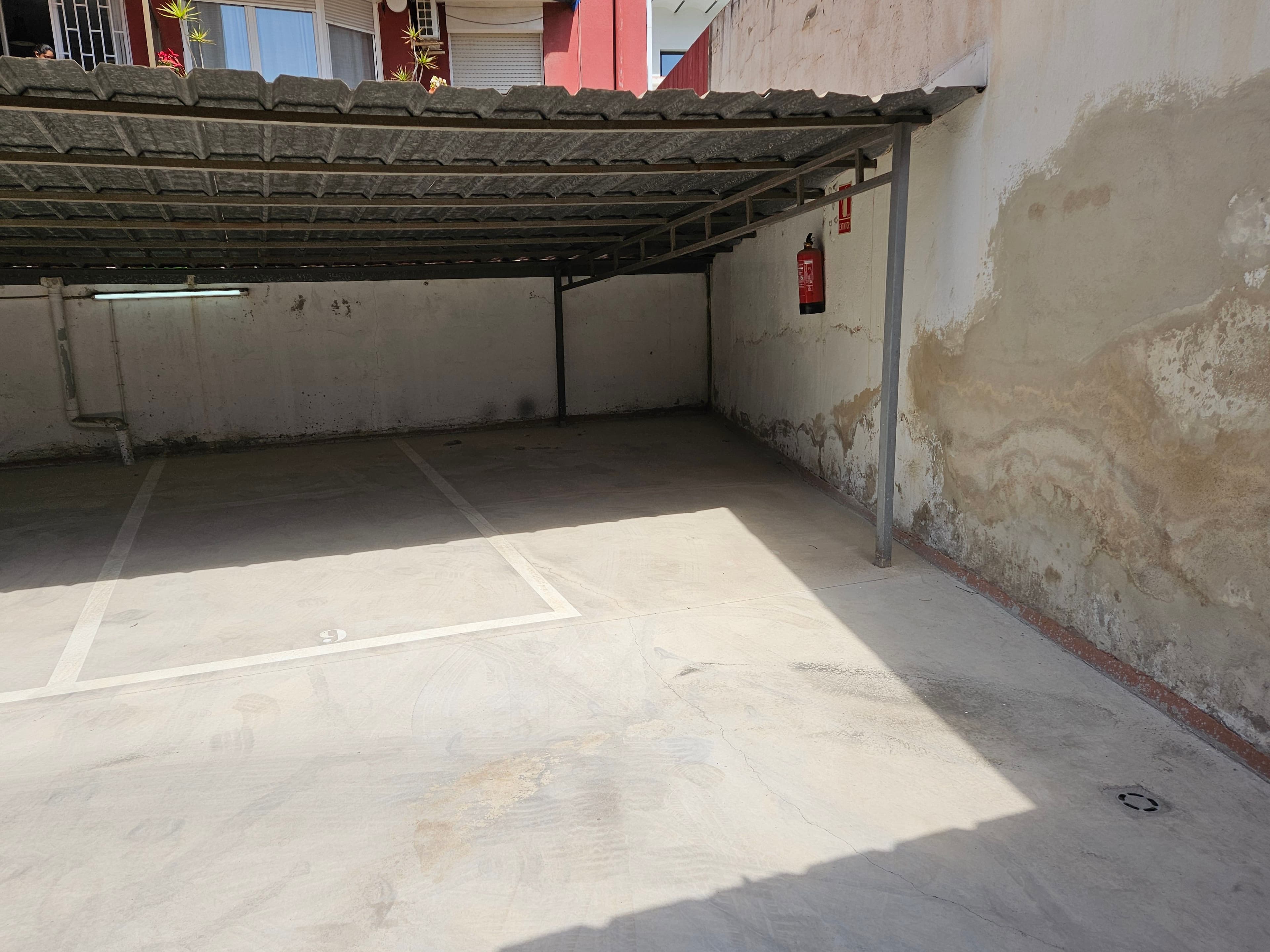 Parking — Carrer de Guifré, 101, 08912 Badalona, Barcelona, España parking spot