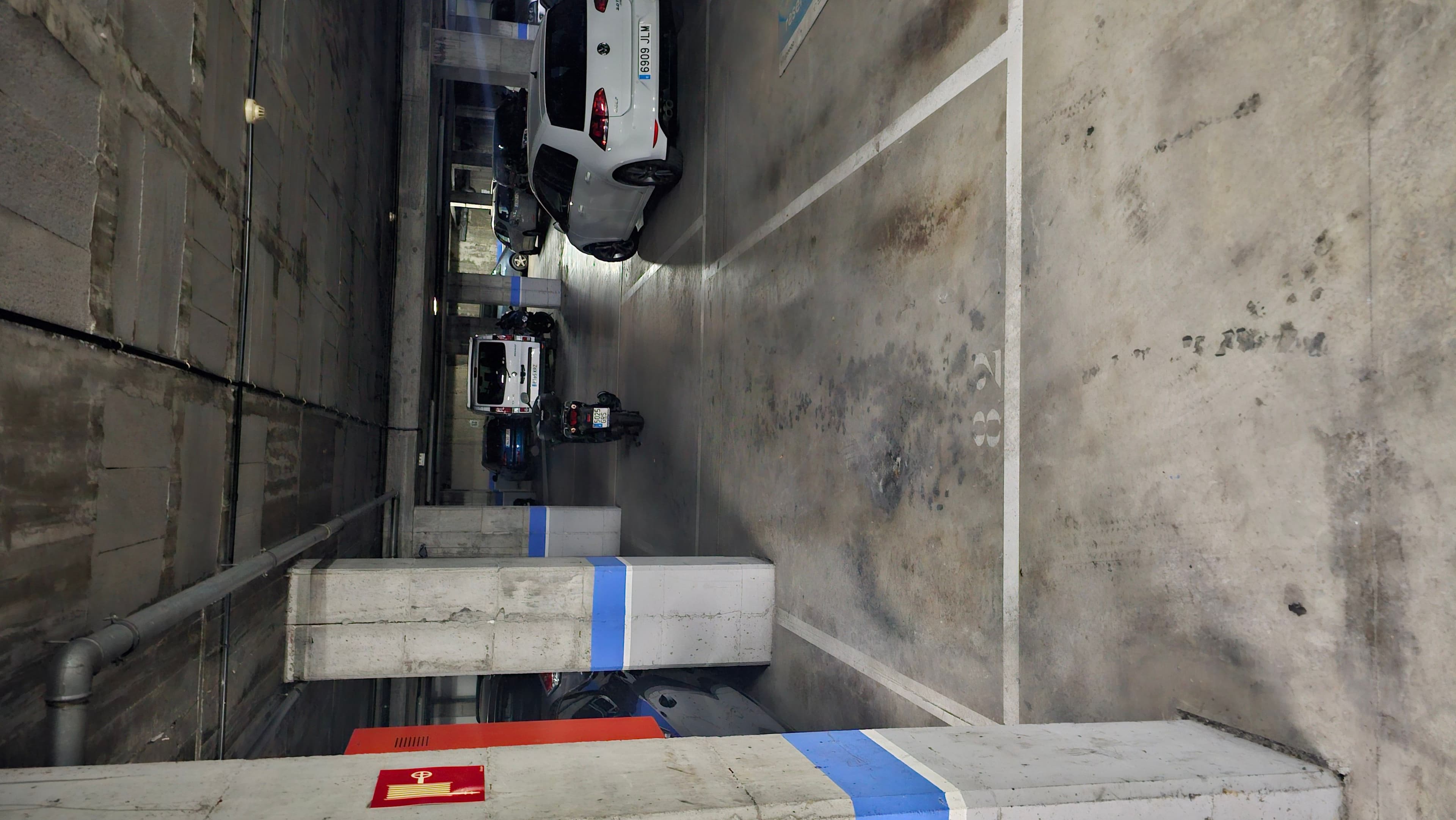 Amplio parking para coche  parking spot