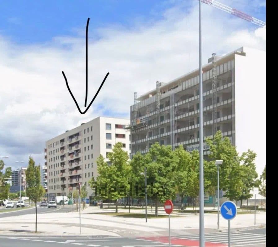 Parking — Av. Juan Pablo II, 3, 31006 Pamplona, Navarra, España parking spot
