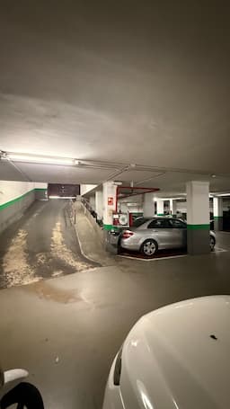 Parking space in Carrer del Consell de Cent, 581, Eixample, Barcelona — photo 1