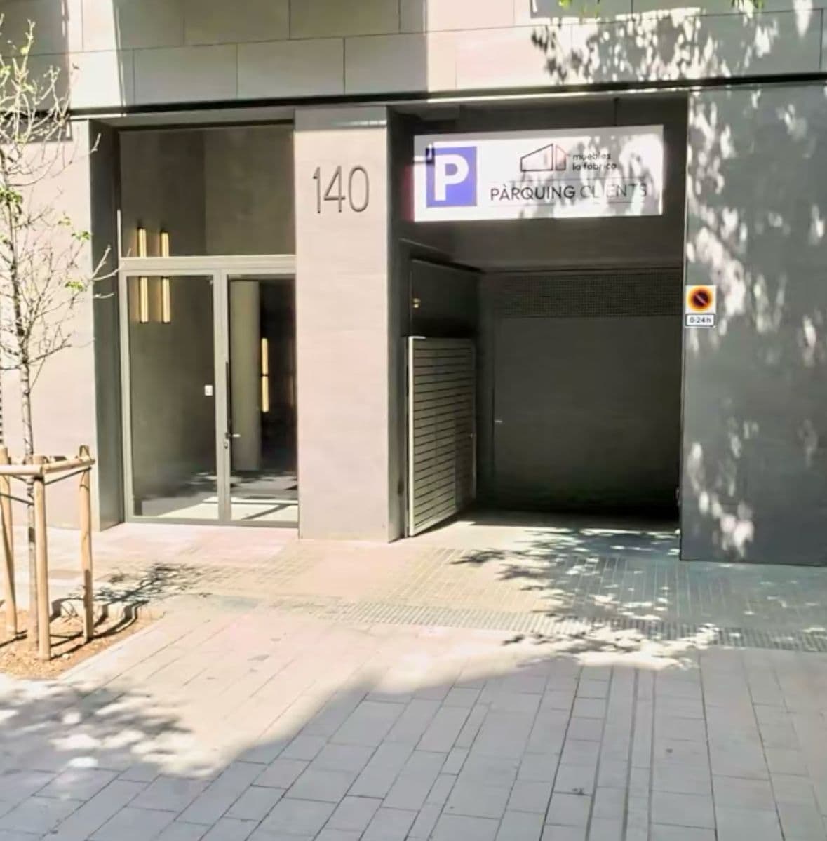 Parking — Carrer de Rocafort, 142, Eixample, 08015 Barcelona, España parking spot