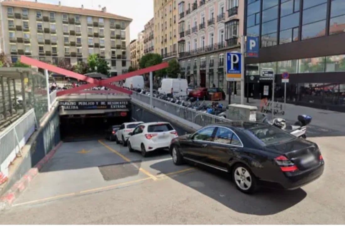 Parking — Pl. de Pedro Zerolo, Centro, 28004 Madrid, España parking spot