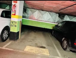 Parking space in Carrer de Milà i Fontanals, 75, Gràcia, Barcelona — photo 1