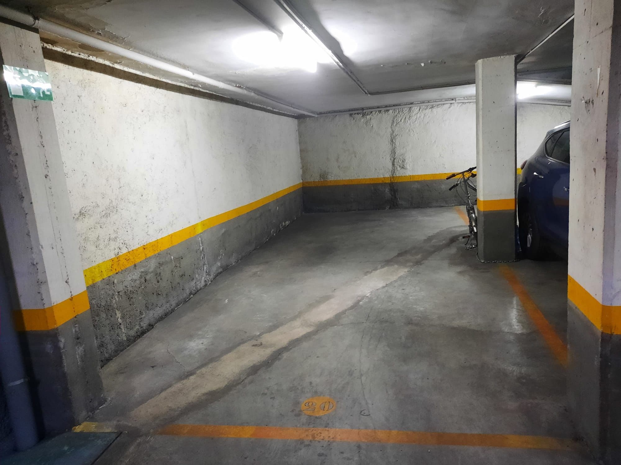 Parking — C. Sta. Mónica, 2, Cdad. Lineal, 28043 Madrid, España parking spot