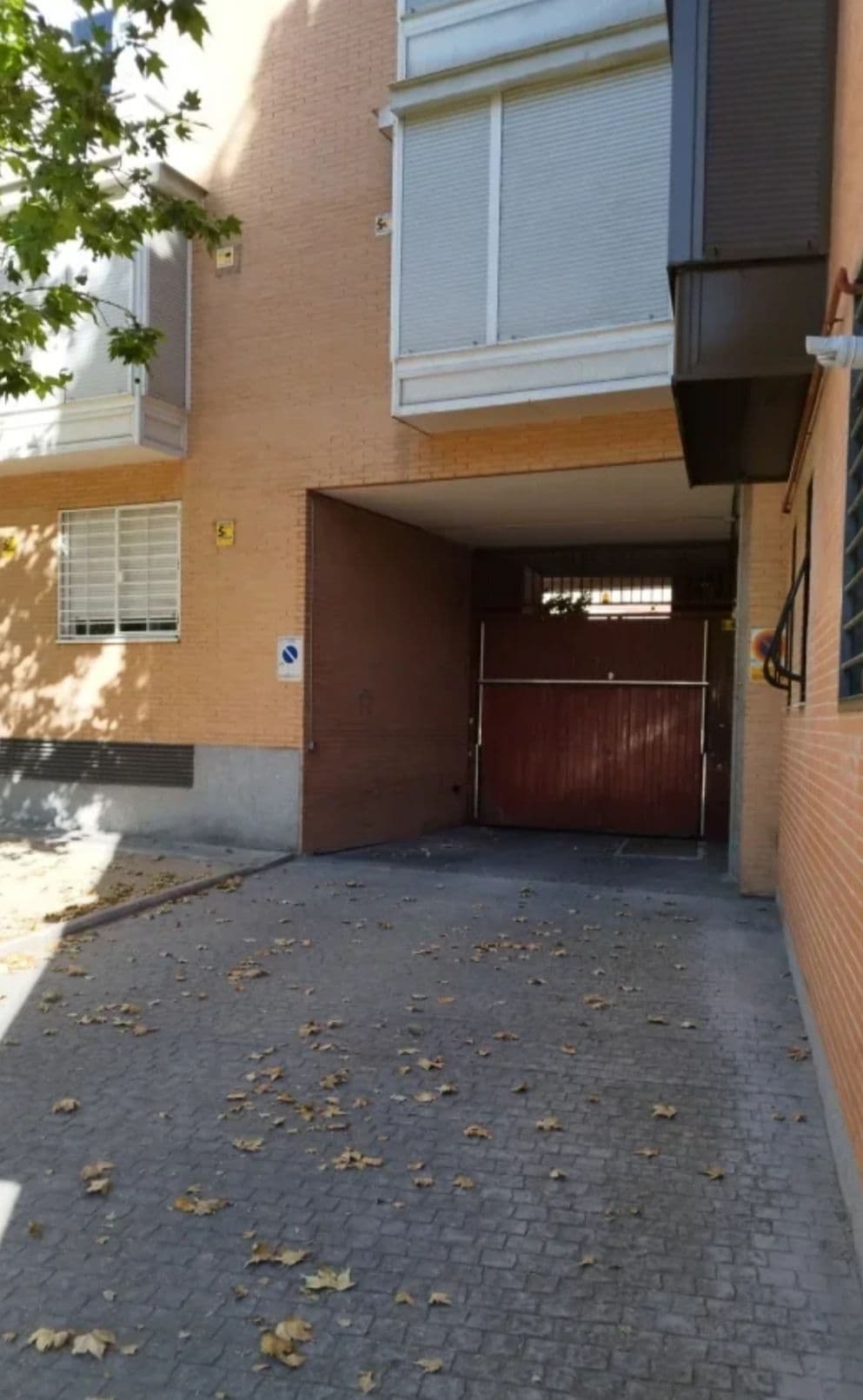 Parking — C. de Luis Mitjans 52, Retiro, 28007 Madrid, España parking spot