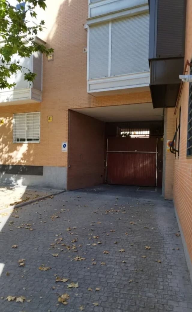 Plaza de garaje en C. de Luis Mitjans, Retiro, Madrid — foto 1