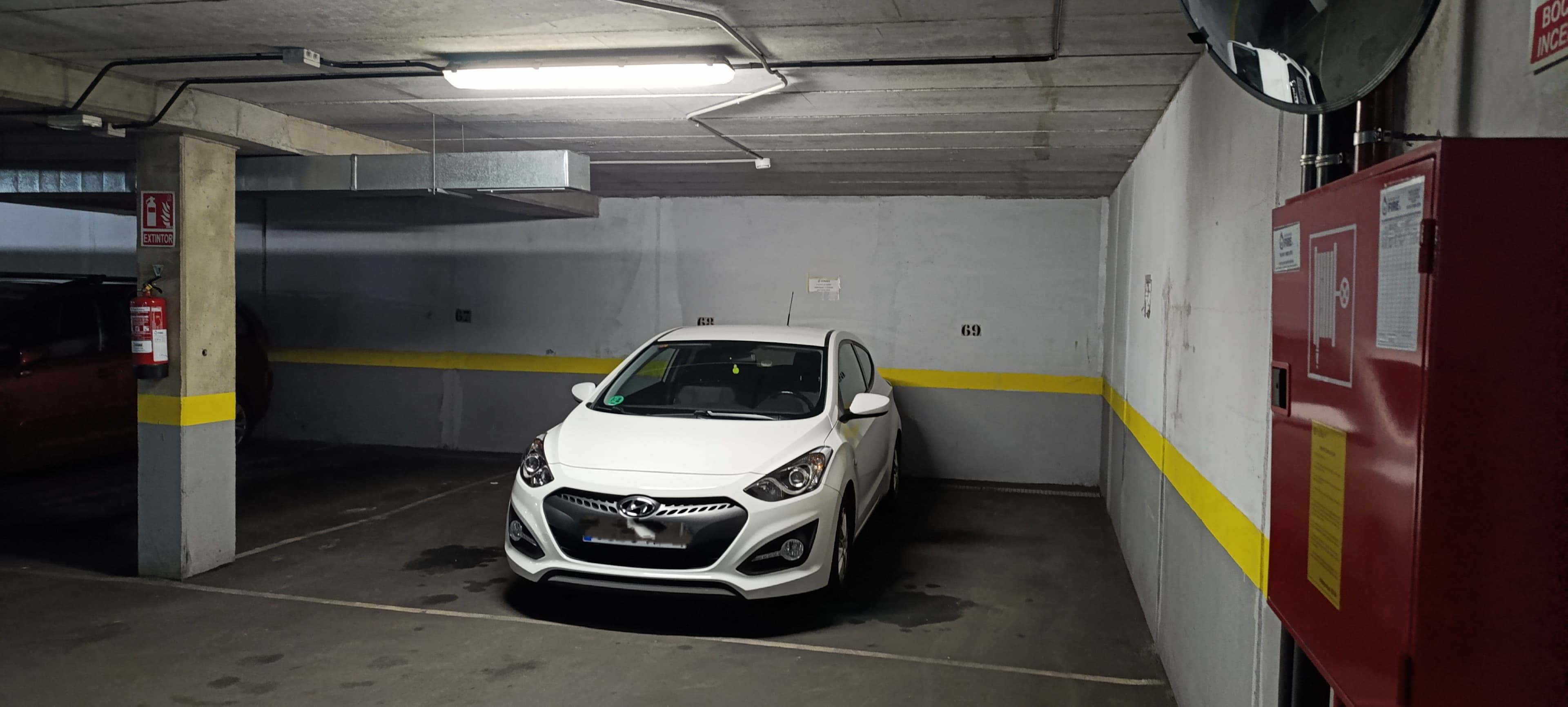 Parking — C. de Arroyomolinos, 6, 28944 Fuenlabrada, Madrid, España parking spot