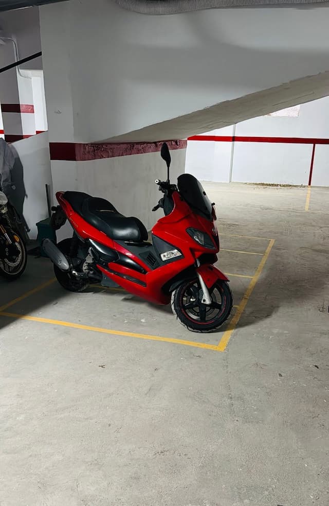 Plaza de garaje en Av. del General Avilés, 18, Benicalap, València — foto 1