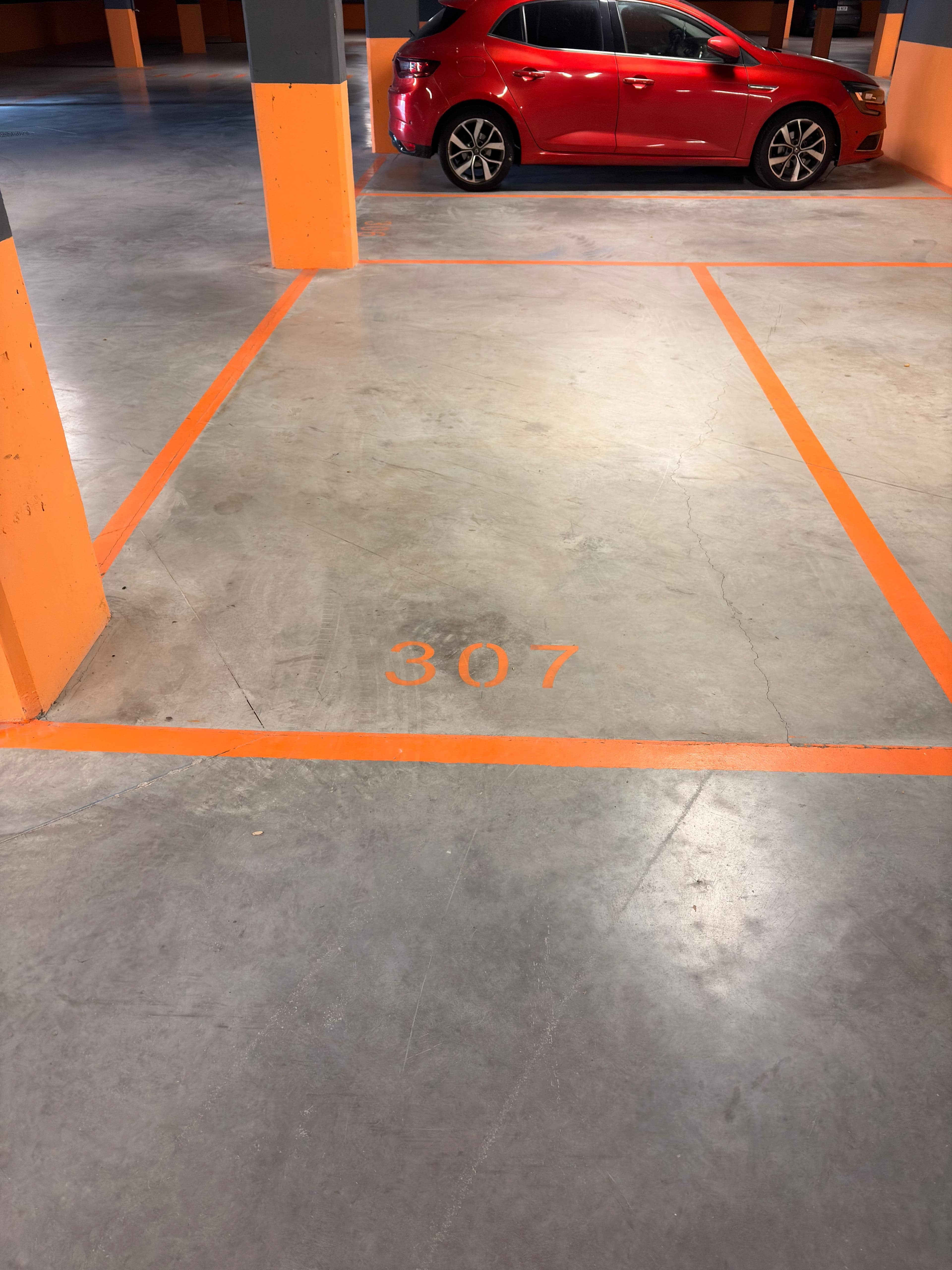 Parking — Av de Somosierra, 8, 28703 San Sebastián de los Reyes, Madrid, España parking spot
