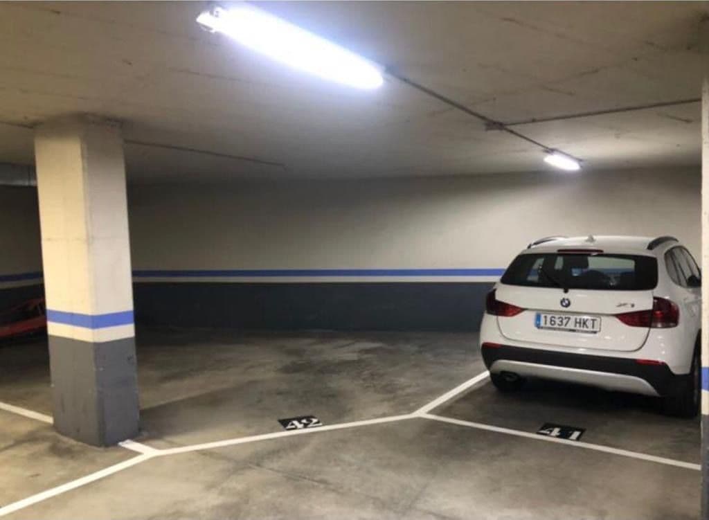 Parking — Av. de Josep Vicenç Foix, 76, Sarrià-Sant Gervasi, 08034 Barcelona, España parking spot