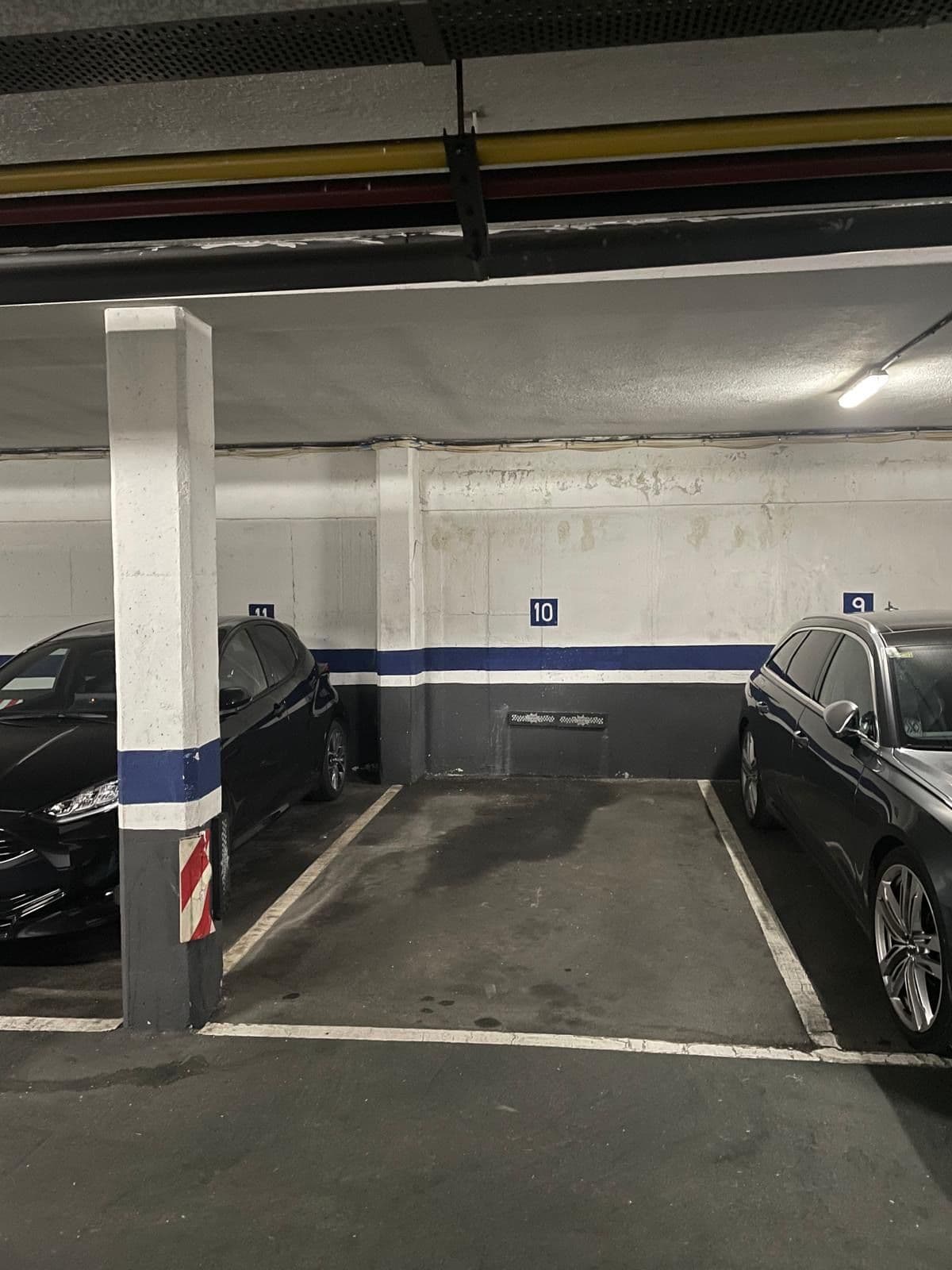 Parking — Av. de Europa, 17, 28224 Pozuelo de Alarcón, Madrid, España parking spot