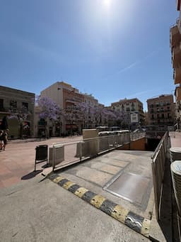 Parking space in Plaça de la Revolució de Setembre del 1868, Gràcia, Barcelona — photo 1