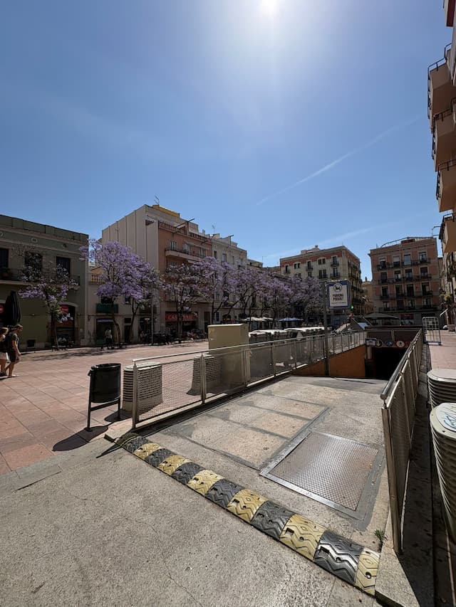 Plaza de garaje en Plaça de la Revolució de Setembre del 1868, Gràcia, Barcelona — foto 1